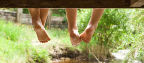 enfants, pieds nus, une Psychologie Relationnelle